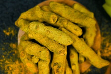 زردچوبه برای قطع خونریزی قاعدگی
